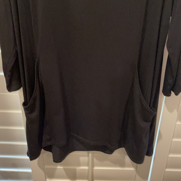 LIKE NEW CHICOS BLACK TUNIC WITH FRONT POCKETS SOOO SOFT AND COMFY🌸 MISSES LG - Picture 2 of 7